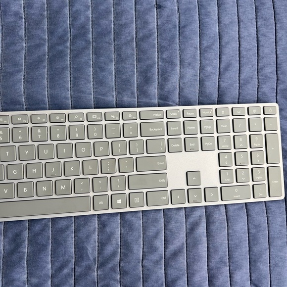 Microsoft Surface Keyboard - Wireless - Bluetooth - English (US) Smartphone - Picture 5 of 9